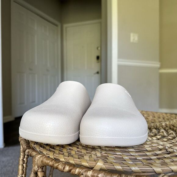 CROCS Dylan Clogs Slip On Slides Size Men’s 6 Women’s 8 Stucco Shoes Sandals - Picture 4 of 12